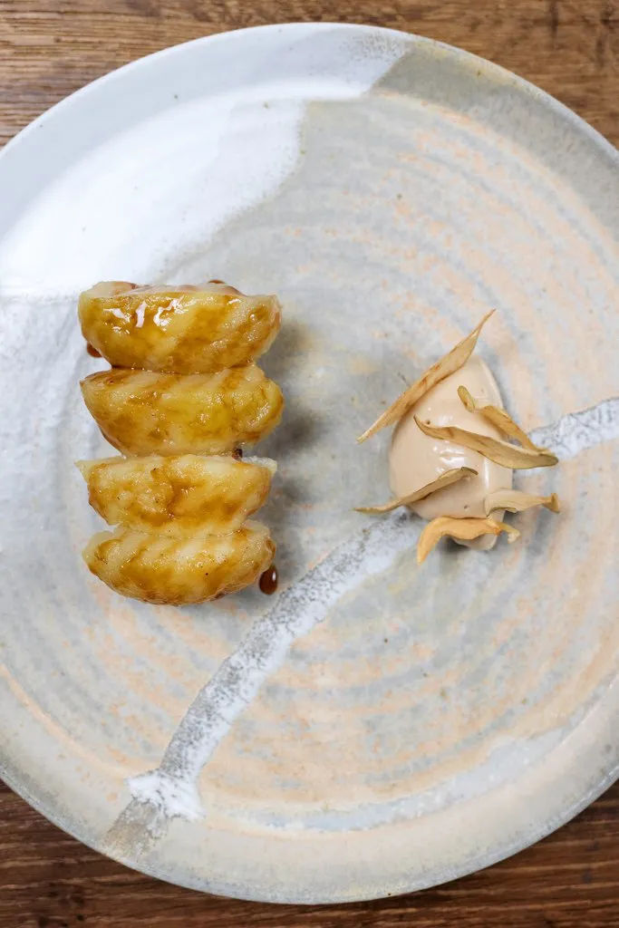 The menu 7 dessert au fruit dans une assiette du restaurant le moulin de la santoire dans le cantal a saint saturnin