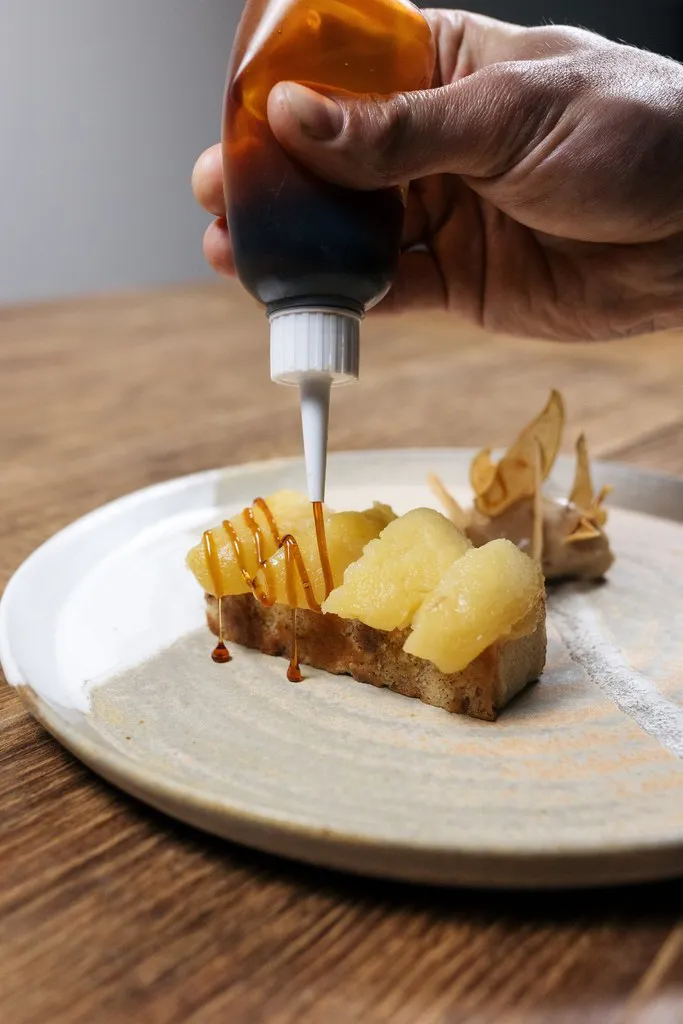 The menu 6 préparation d'un dessert par le chef jocelyn fraisse du restaurant le moulin de la santoire dans le cantal à saint saturnin