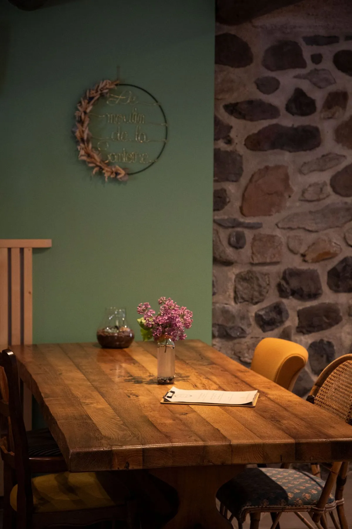 Le Moulin de la Santoire 2 grande table de la salle interieure du restaurant moulin santoire