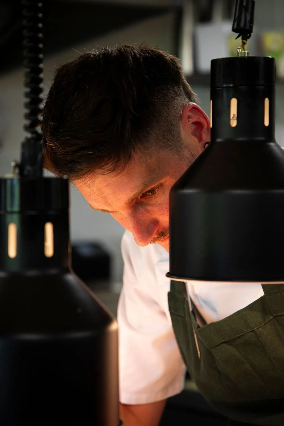 The restaurant 1 le chef jocelyn fraisse en gros plan dans la cuisine de son restaurant le moulin de la santoire