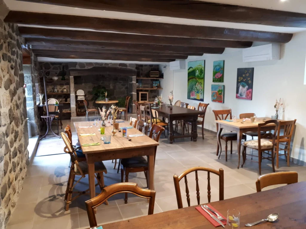 vue de la salle et du cantou du moulin de la santoire a saint saturnin